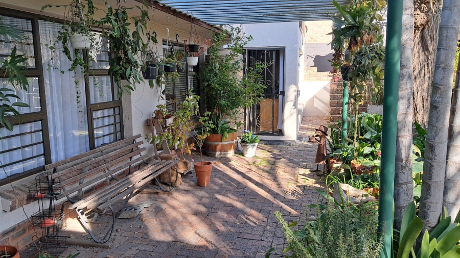 4 Bedroom Property for Sale in Hoogstede Western Cape